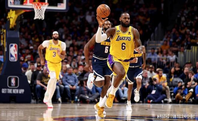 其背后是一 其背后是一